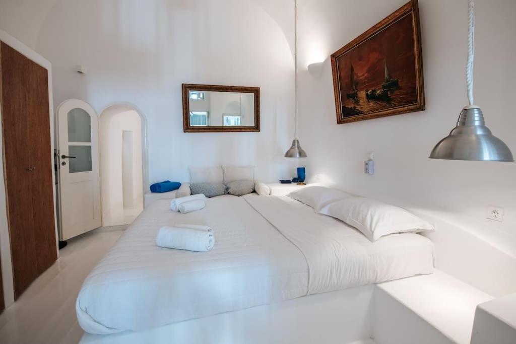 Astrea Suites "Ostria Cave Villa-Outdoor Jacuzzi" Oía Exterior photo