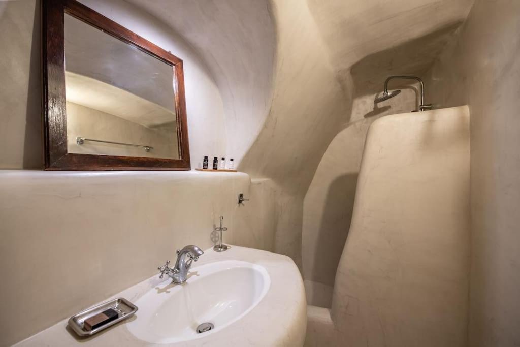 Astrea Suites "Ostria Cave Villa-Outdoor Jacuzzi" Oía Exterior photo