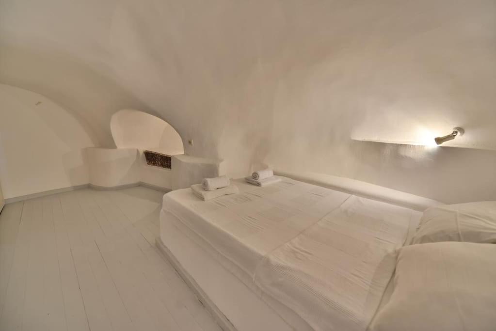 Astrea Suites "Ostria Cave Villa-Outdoor Jacuzzi" Oía Exterior photo